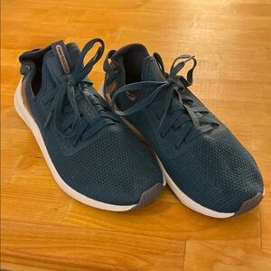 New Balance Blue Athletic Shoes with Breathable Mesh and Supportive Midsole